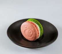 Макаронс мята с клубникой