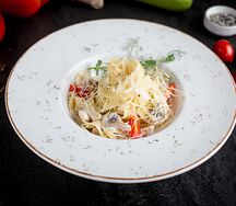 Паста с куриным филе и грибами