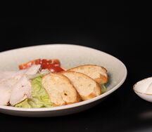 Салат Цезарь с курицей