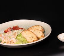 Салат Цезарь с креветками