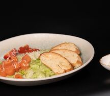 Салат Цезарь с лососем