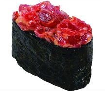 Острый гункан с тунцом