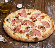 Пицца с ветчиной, грибами, беконом