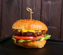 Чизбургер с телятиной и сыром чеддер