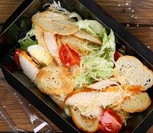 Салат Цезарь с курицей