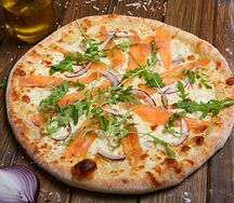 Пицца с лососем