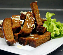 Гренки из черного хлеба с чесноком