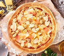 Пицца с курицей, грибами и помидорами