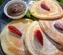 Панкейки с нутеллой и ягодами