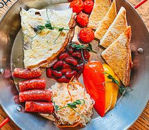 Сытный завтрак с охотничьими колбасками, фасолью и гренками