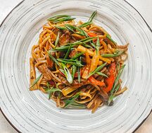 Лапша удон с говядиной и овощами