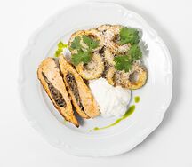 Куриное филе с молодым кабачком и копчёной сметаной