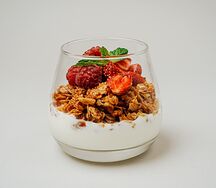 Йогурт с гранолой и ягодами