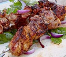 Brochette de porc braisé