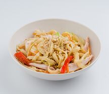 Вок с цыпленком и пшеничной лапшой