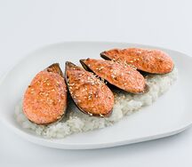 Запеченные мидии под сырным соусом 4 шт