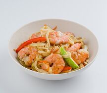 Вок с креветками и пшеничной лапшой