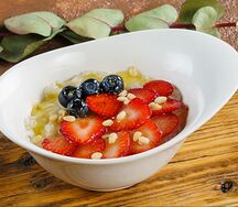 Рисовая каша с голубикой и клубникой