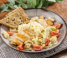 Салат Цезарь с курицей