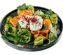 Картофельные вафля с форелью и яйцом 