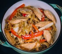 Яичная лапша с курицей и овощами