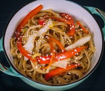 Яичная лапша с овощами