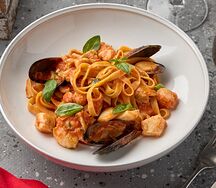 Феттуччине с морепродуктами в томатном соусе