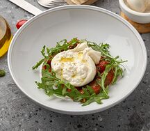 Буратта с печёной паприкой и песто