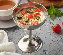 Панна-котта со свежими ягодами и дроблёной фисташкой