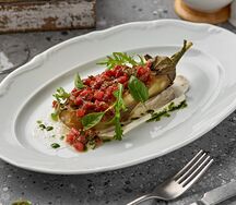 Печёный баклажан со сливочным сыром и томатами