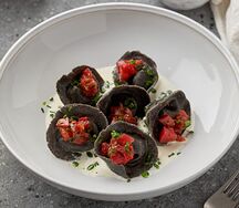 Равиоли с лососем, томатами конфи и базиликом