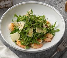 Салат с креветками рукколой и пармезаном