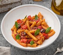 Маккерони аррабиата с острым томатным соусом