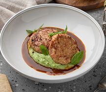 Котлетки из индейки с картофельным пюре в соусе песто