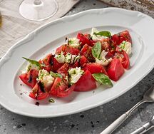 Капрезе с томатами и рассольной моцареллой