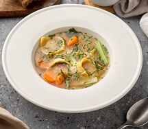 Наваристый говяжий бульон с тортеллини