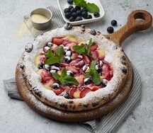 Сладкая пицца с рикоттой и свежими ягодами