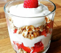 Yaourt granola et fruits frais
