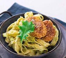 Filet de poulet pané et tagliatelles à la crème de pesto