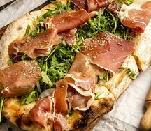 Римская пицца Четыре сыра с вяленой свининой