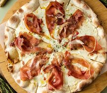 Пицца Прошутто крудо и Четыре сыра