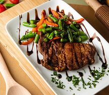 Стейк из cвинoй шеи в бальзамическом креме