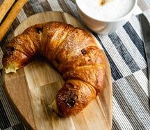 Круассан с шоколадной пастой