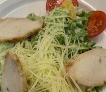 Салат Цезарь с курицей