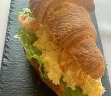 Круассан с яйцом и креветкой