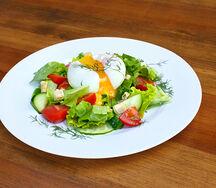 Овощной салат с яйцом пашот