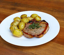 Стейк из cвинoй шейки с молодым картофелем