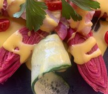 Розовые блинчики с беконом и томатами черри