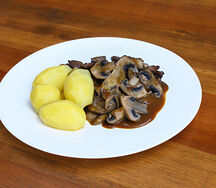 Говяжий язык с грибным соусом и молодым картофелем