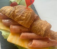 Круассан с ветчиной и сыром